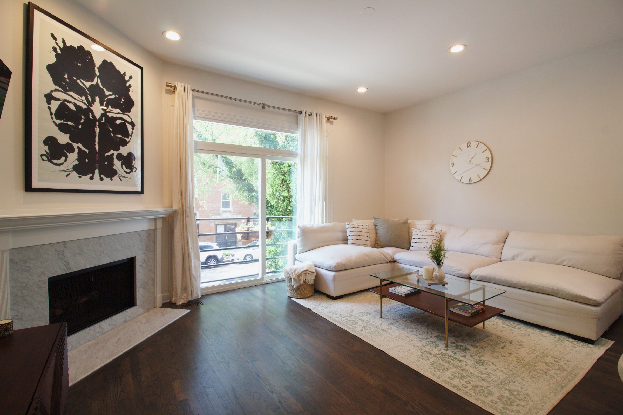 737 N Wood — living room