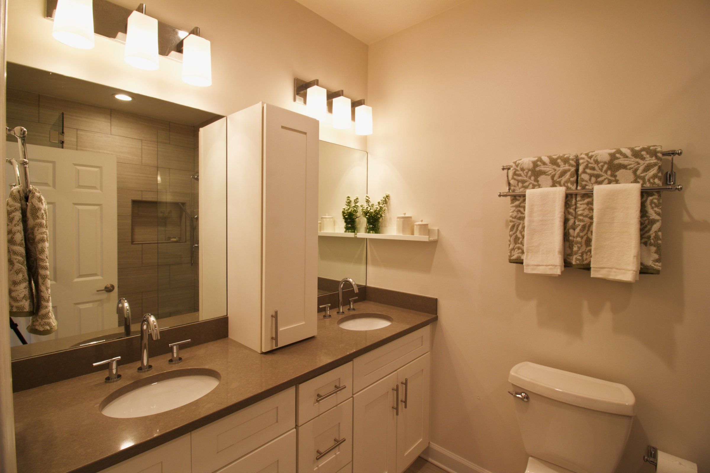 737 N Wood — master bath