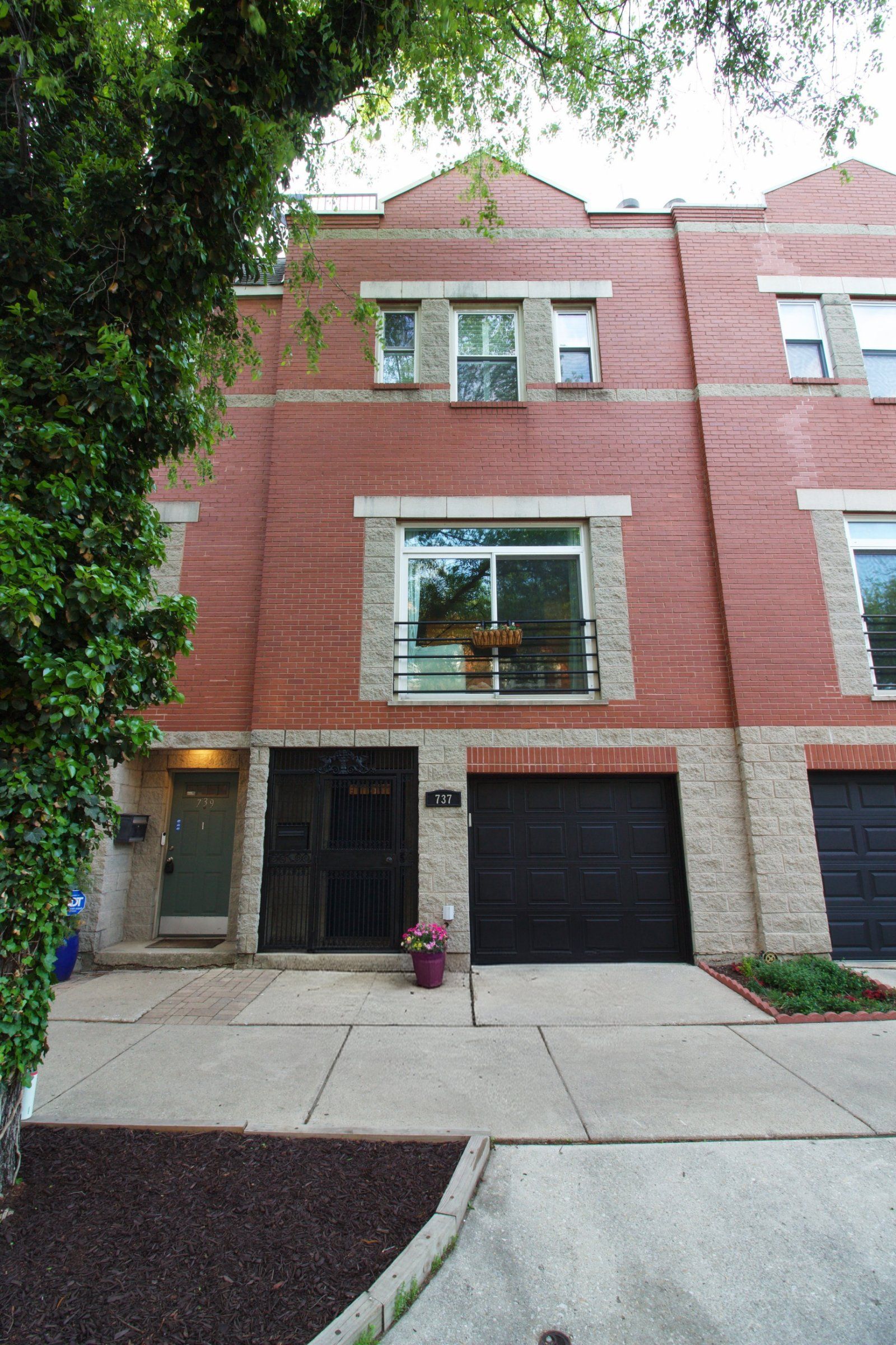 737 N Wood — front